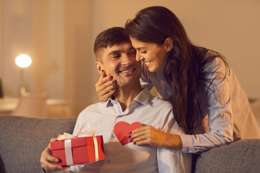 מתנה ליום האהבה: 5 המתנות המומלצות ביותר לשנת 2024
